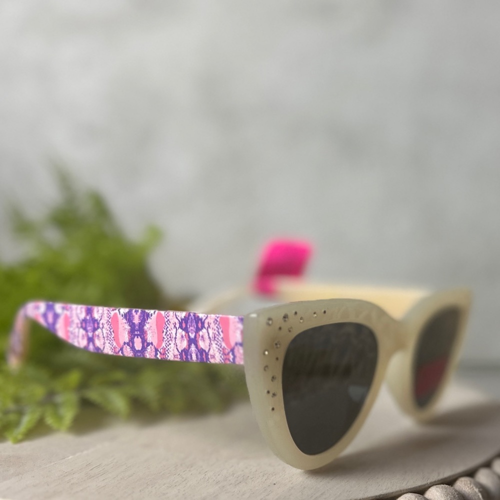 NEW! Betsey Johnson, cat eye rhinestone sunglasses